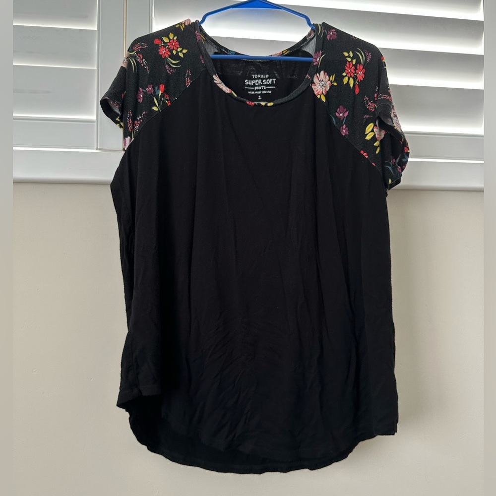 Torrid Super Soft Knit Floral Sleeve t shirt size 1x